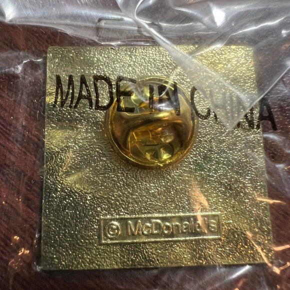 McDonalds Pin New Tastes Menu 2001 Crew Employee Lapel Hat Pinback - Picture 2 of 4